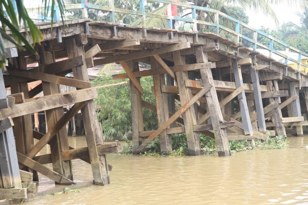 Kondisi Jembatan Lambur 1 yang Miring